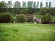 The farmhouse with the camping field in front
