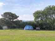 Non electric grass pitch with Yr Wyddfa in the background. Gwair heb drydan gyda'r Wyddfa yn y cefnd