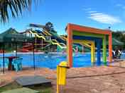 Piscina adulto y toboganes