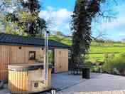 Exterior Kingfisher Lodge with hot tub (added by manager 22 Aug 2023)