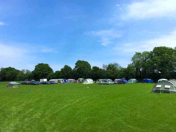 Emplacement pour tente ou camping-car (The Paddock) sur herbe sans électricité (adapté aux familles, maximum 6 mètres)