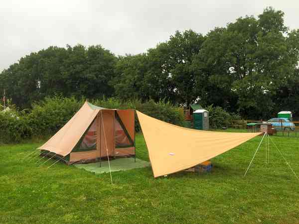 Staplaats voor een tent op gras zonder elektriciteit