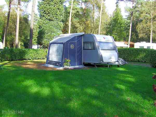 Op gras staplaats volledig uitgerust (comfortabel)