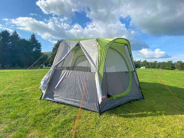 Emplacement pour tente ou pour caravane pliante sur herbe sans électricité
