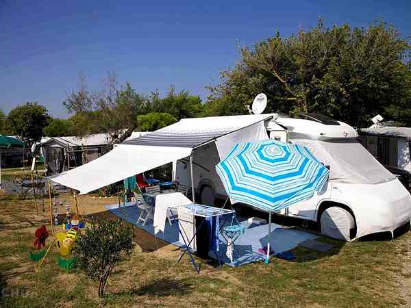 Emplacement sur herbe et sur sable avec branchements d'eau, d'égout et d'électricité (2 personnes)