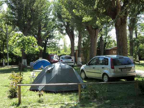 Piazzola tenda o carrello tenda su erba con elettricità