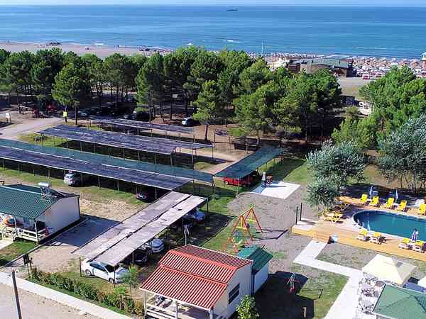 Θέση για σκηνή σε γρασίδι και χαλίκι με ρεύμα (2 άτομα)