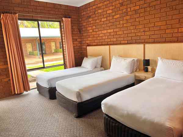 Coach hotel or motel (no pets)
