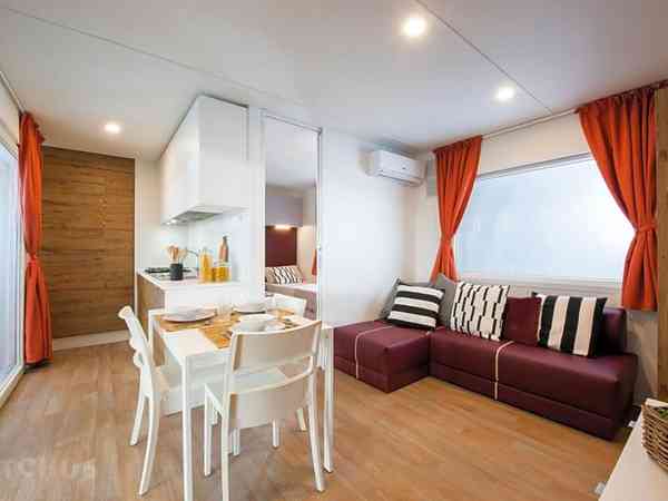 Top Hill 2 bedroom static caravan (lake view)