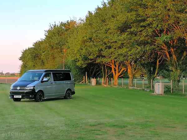 Emplacement pour véhicule de tourisme (Squirrel) sur herbe sans électricité