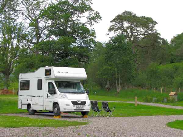 Plass for campingvogn på hardt underlag og gressplen , med muligheter for strøm