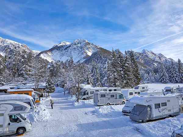 Parcela de gravilla con electricidad opcional para caravanas y autocaravanas Winter