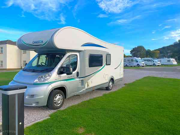 Staplaats voor caravan op grind volledig uitgerust (voortent niet toegestaan)