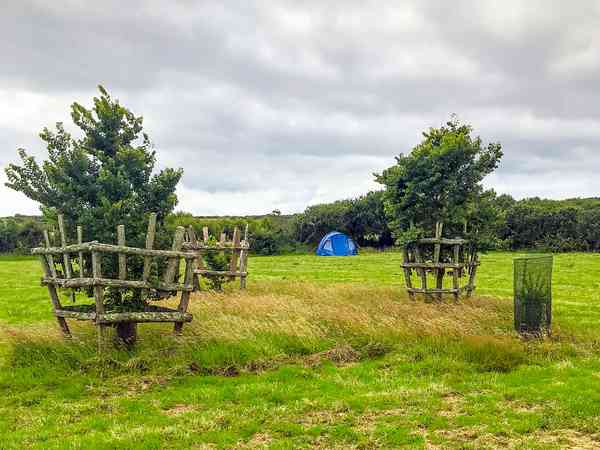 Non-electric grass tent pitch (backpacker, no cars)