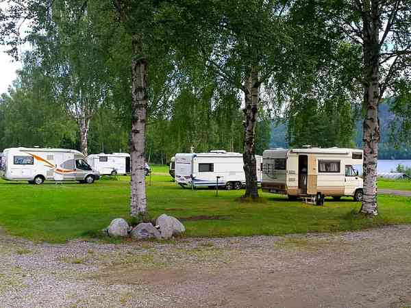 Emplacement pour véhicule de tourisme sur herbe avec électricité optionnelle