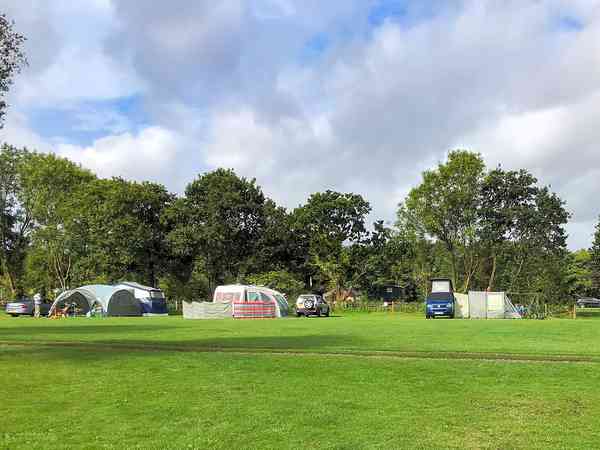 Staplaats voor een tent op gras zonder elektriciteit