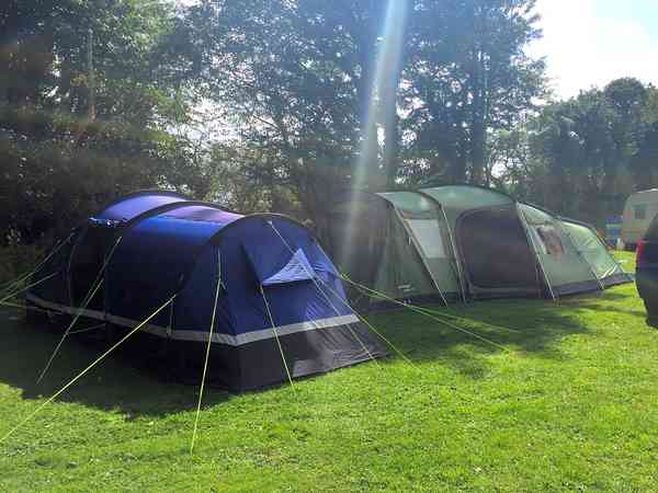Op gras staplaats voor een tent of voor vouwwagen , met elektriciteit
