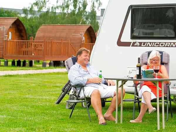 Parcel·la de gespa amb electricitat opcional per a tenda de campanya o per a remolc tenda
