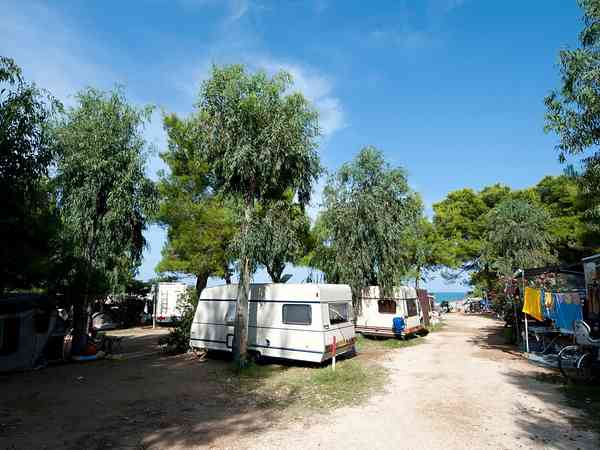 Emplacement pour véhicule de tourisme sur terrain mixte avec électricité