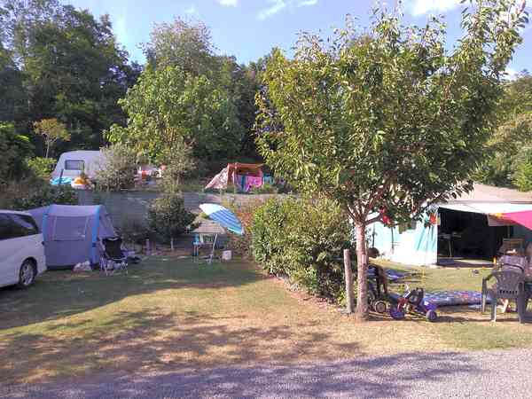 Staplaats voor een tent op gras zonder elektriciteit (backpacker, geen auto's)
