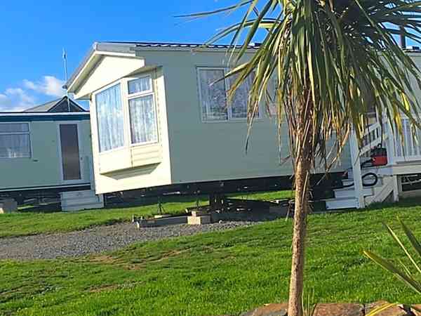 Salisbury 2 bedroom mobile home (pet friendly)