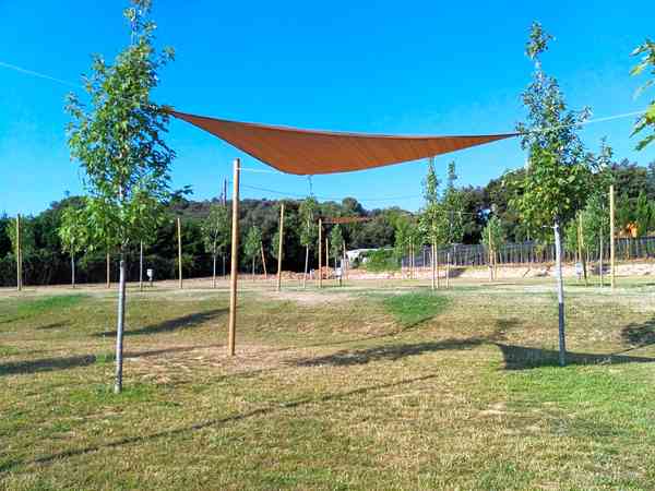 Electric grass and earth pitch