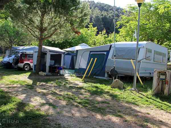 Erdiger Stellplatz mit optionalem Stromanschluss (für Familien)