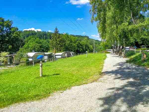 Emplacement pour tente sur herbe avec électricité optionnelle