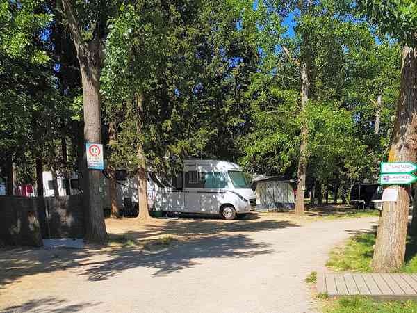 Plass på hardt underlag og gressplen , med strøm (komfort)