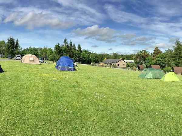 Staplaats voor een tent op gras zonder elektriciteit