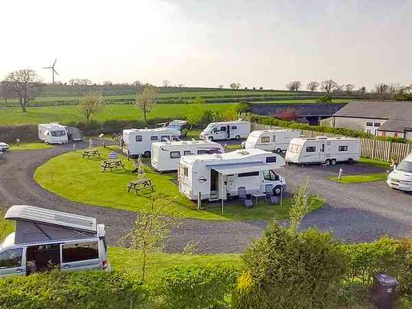Emplacement pour véhicule de tourisme sur sol dur et herbe avec électricité