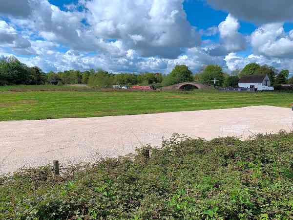 Staplaats voor een tent op gras zonder elektriciteit