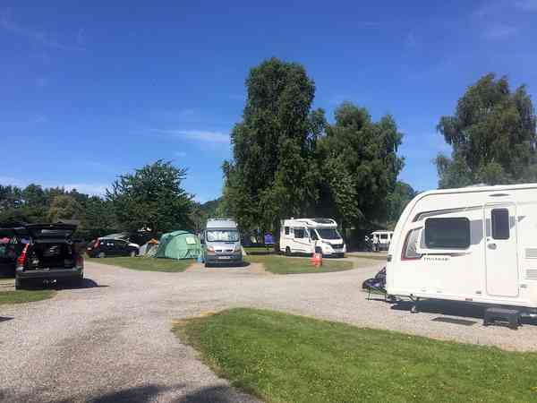 Parcela de césped y suelo duro con electricidad para caravana