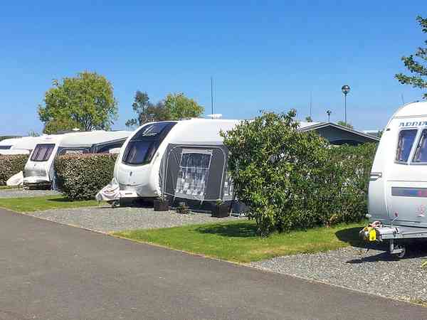 Piazzola roulotte/camper su terreno battuto con elettricità (2 adulti e 2 bambini)