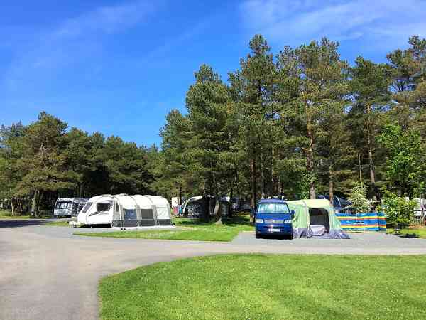 Staplaats voor caravan en camper op harde ondergrond , met elektriciteit