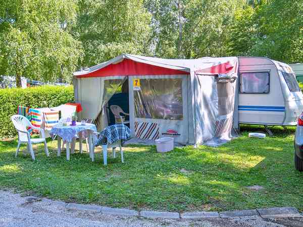 Op gras staplaats voor caravan en/of camper , met elektriciteit