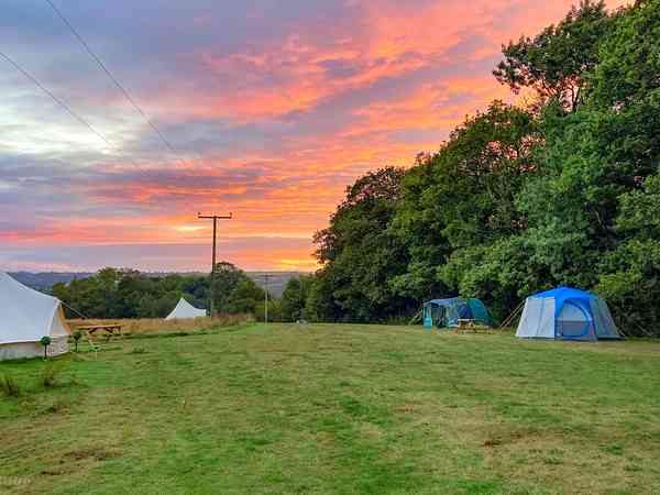 Staplaats voor een tent op gras zonder elektriciteit