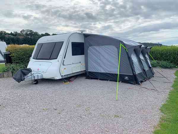Staplaats voor caravan op grind volledig uitgerust (groot)