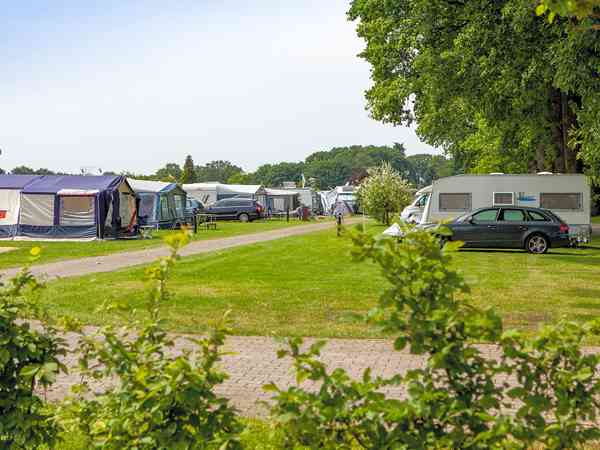 Grasbewachsener Stellplatz voll ausgestattet (Komfort)