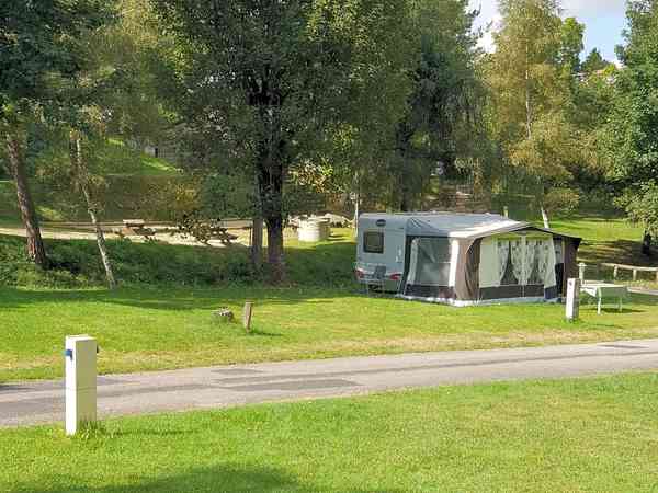 Emplacement sur herbe avec électricité optionnelle