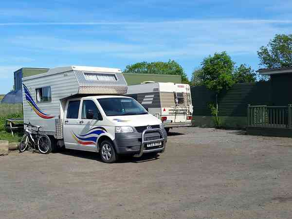 Emplacement pour camping-car sur sol dur avec électricité
