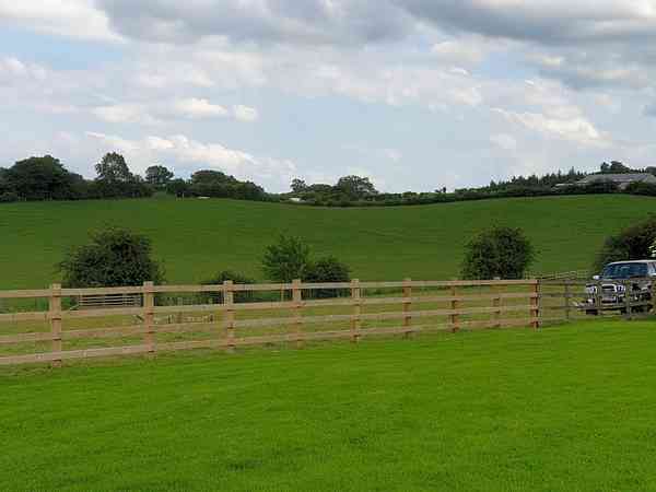 'Open green' top fence non-electric grass tent pitch