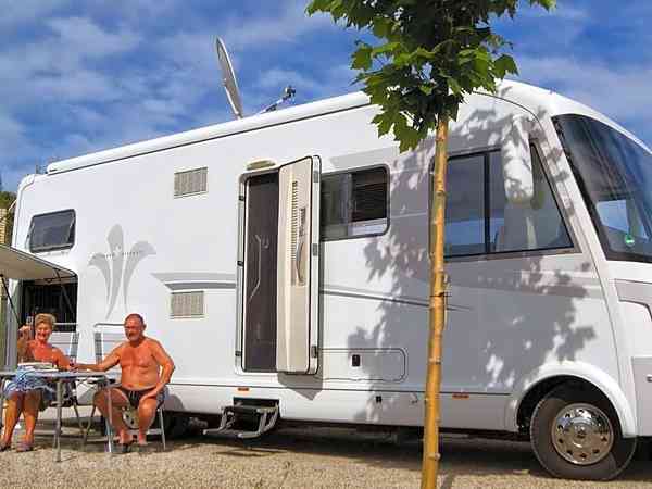 Parcel·la de graveta sense electricitat per a autocaravana