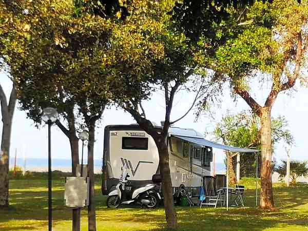 Piazzola camper su erba e ghiaia con elettricità