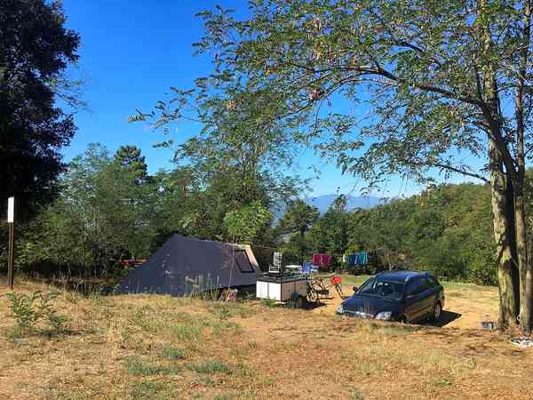Piazzola su terreno battuto e erba con elettricità (XXL)