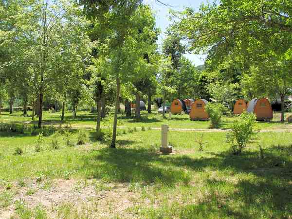 Parcela de césped y tierra con electricidad opcional