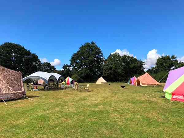 Staplaats voor een tent op gras zonder elektriciteit