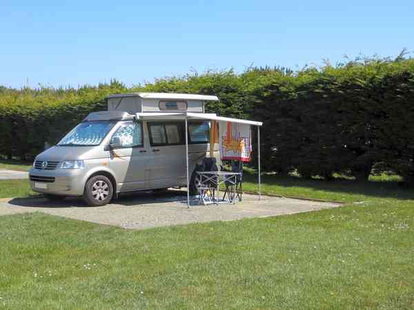Op gras en grind staplaats voor caravan en/of camper , met elektriciteit