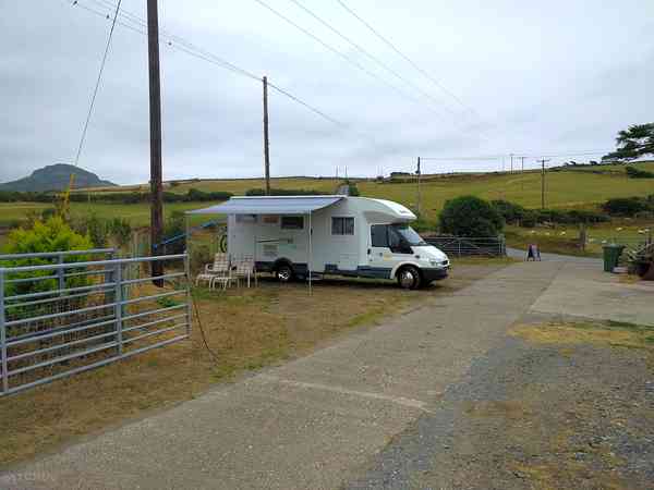 Emplacement pour camping-car sur herbe et gravier avec électricité