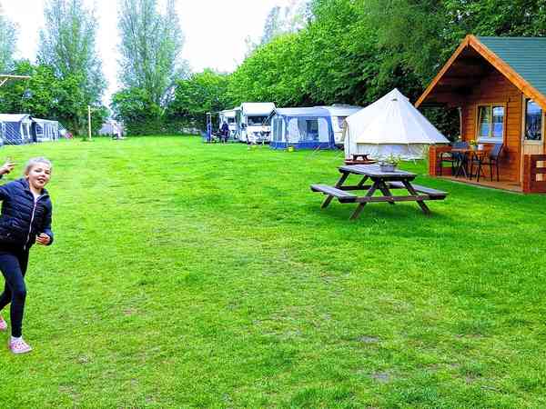 Staplaats voor caravan en camper op gras , met elektriciteit